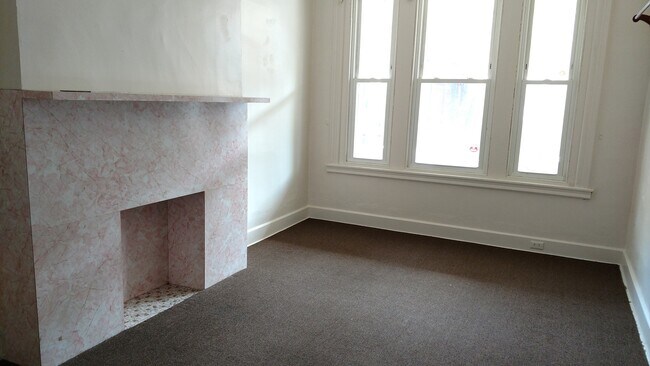 Foto del edificio - 4 Bedroom House in Oakland August 15th Mov...