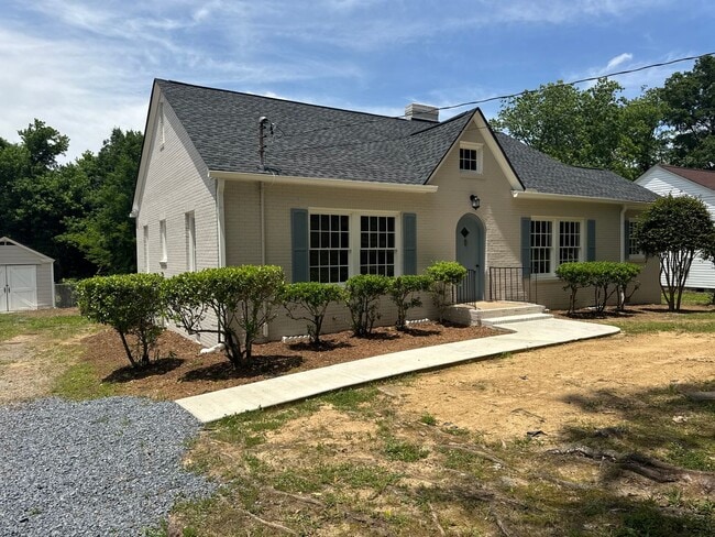 Building Photo - Renovated 3/2.5 House with bonus room in S...