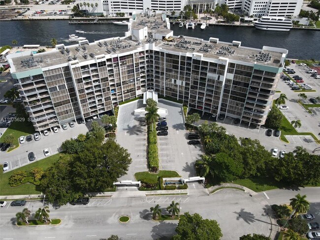 Building Photo - 400 Leslie Dr