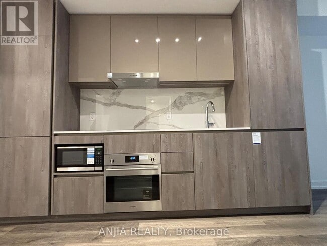 Photo du bâtiment - 8 Interchange Wy