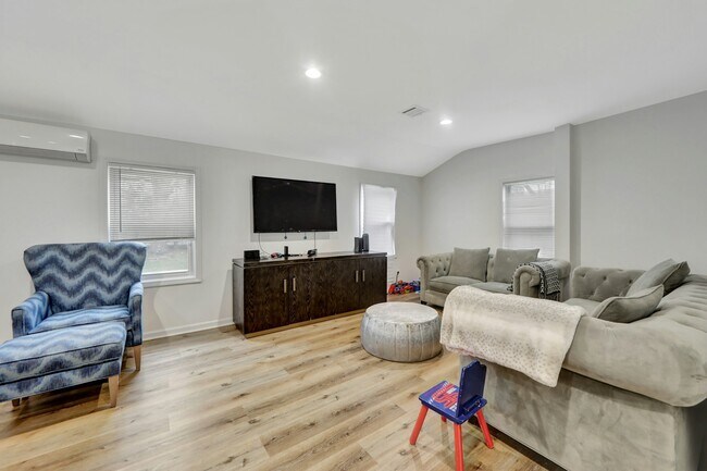 Photo - 167 Rockwood Pl House