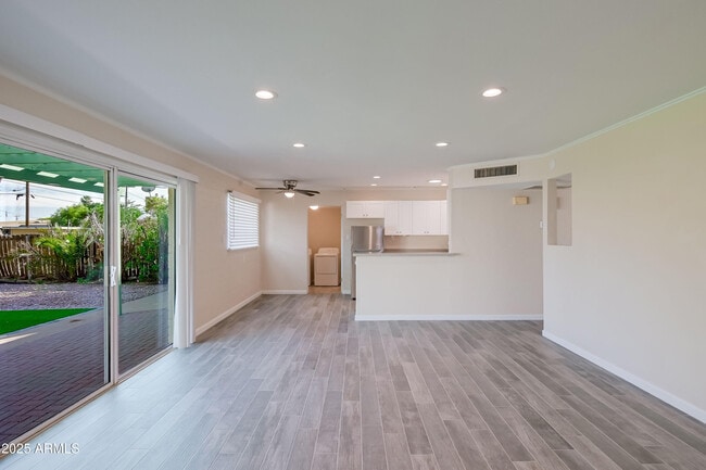 Foto del edificio - 1851 N 80th Pl