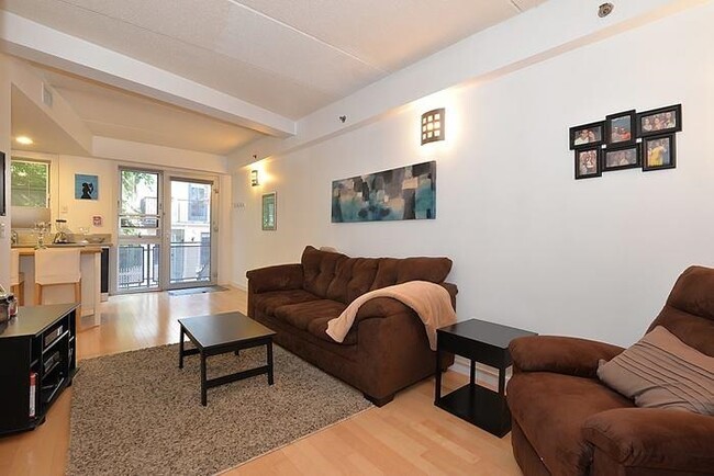 Building Photo - 557 2nd St