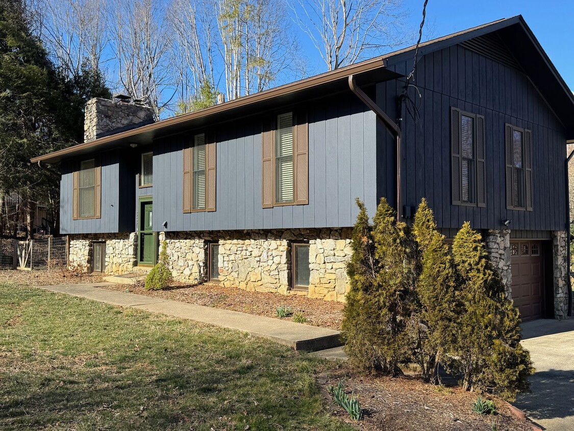 Primary Photo - North AVL - Well Kept, Large 3-Bedroom wit...