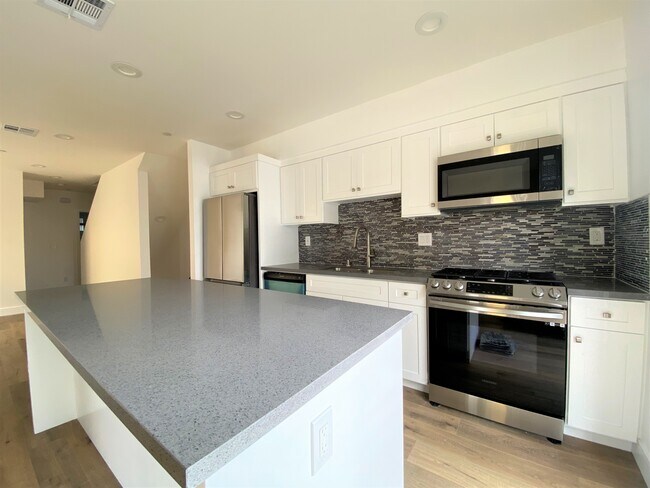 Foto del edificio - 545 N Kingsley Dr