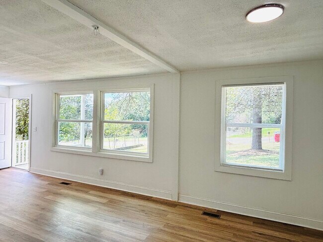 Foto del edificio - 1615 Engle Dr