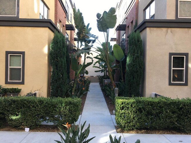 Building Photo - 140 E Olive Ave
