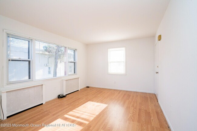 Building Photo - 1111 6th Ave