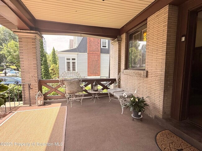 Foto del edificio - 629 Clay Ave