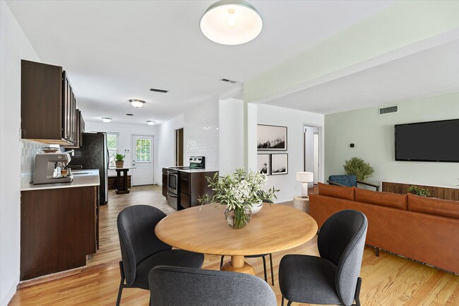 Foto del edificio - 8917 Westglen Dr
