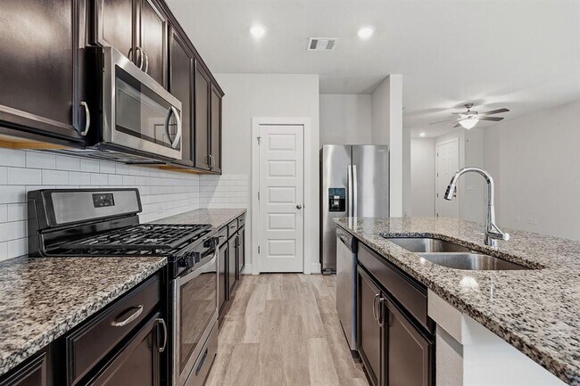 Building Photo - 7105 Silver Star Ln
