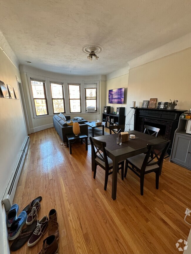 Building Photo - 461 Beacon St