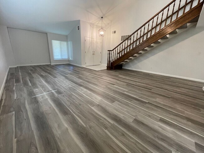 Foto del edificio - 2700 Bluebell Cir