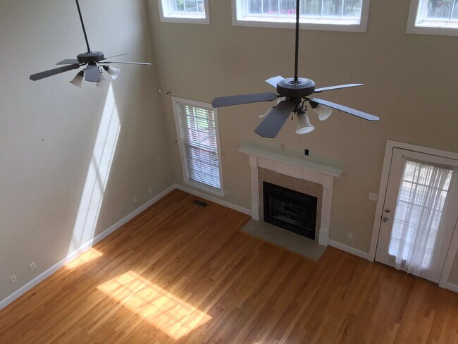 Building Photo - 5 Bedroom Home in Wonderful Subdivision in...