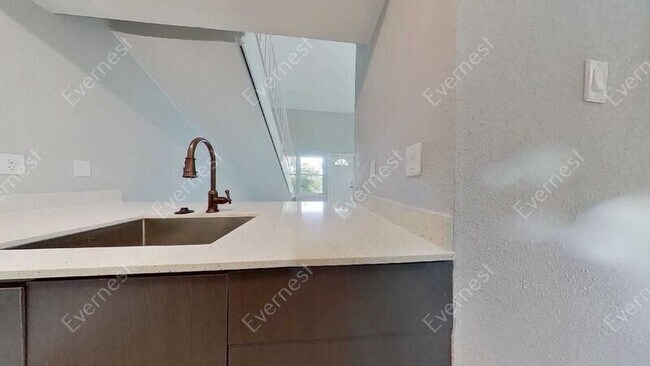 Foto del edificio - 1916 Valley Hill Cir