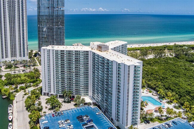 Foto del edificio - 100 Bayview Dr