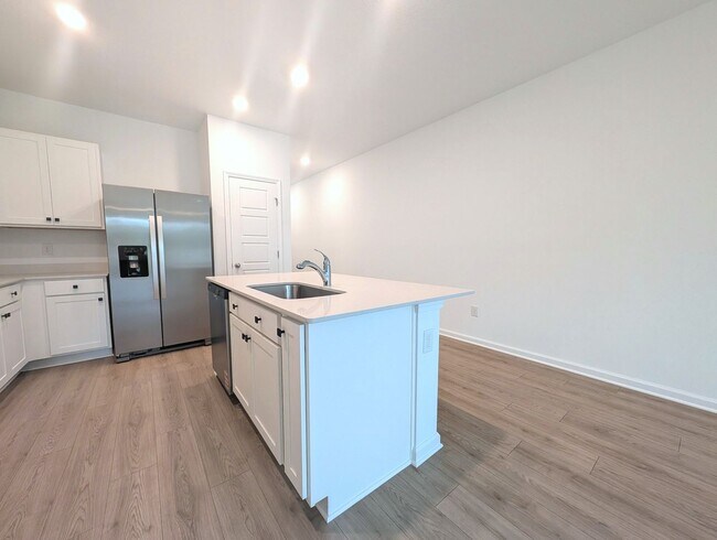 Foto del edificio - BRAND NEW 3 Bedroom, 2.5 Bath Townhome with Upgrades located on the Westside - CLOSE TO NAS JAX, ...