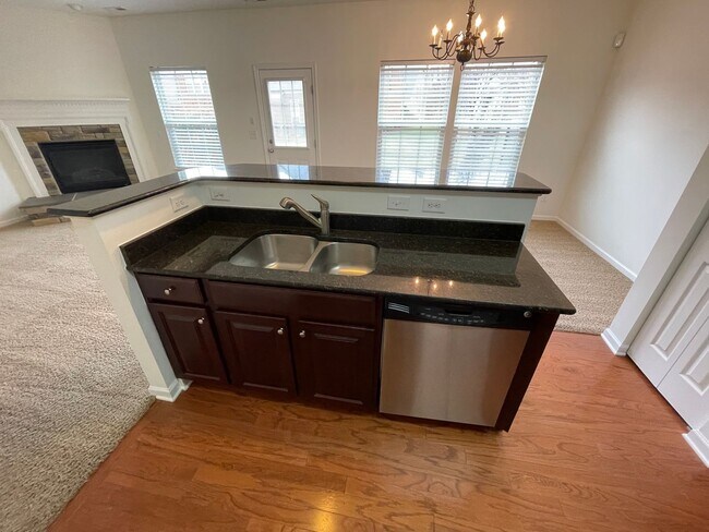 Foto del edificio - Large 3 BR Townhome in Park South Station ...