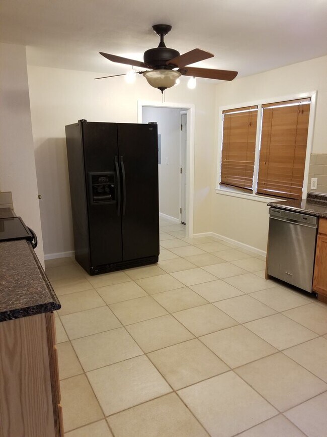 Foto del edificio - Cute 3 Bedroom Located Minutes From Elemen...