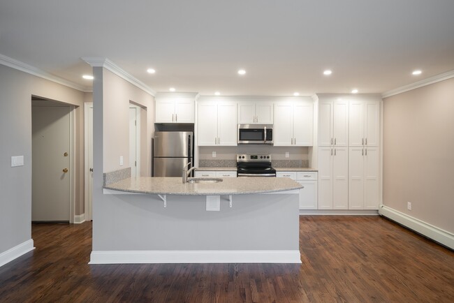 Foto del interior - Westwood Manor: In-Unit Washer & Dryer, Co...