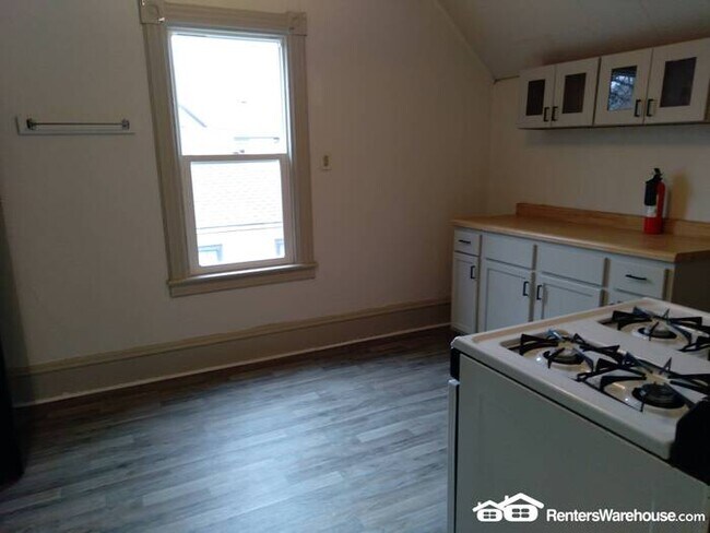 Building Photo - One Bedroom, One Bath Upper Level Unit in ...
