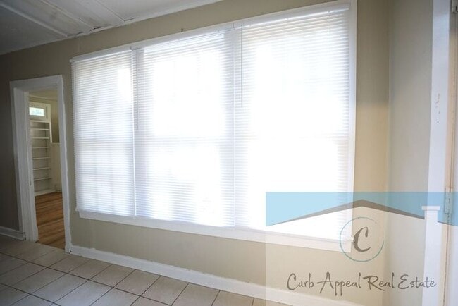 Building Photo - Recently renovated 3 bed, 1.5 bath home - back deck, garage, fenced yard!!