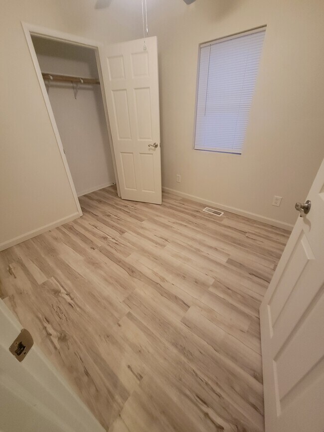 Building Photo - 606 W 11th St