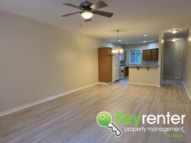 Building Photo - Newly Remodeled Townhouse in University Pl...