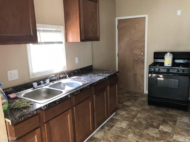 Building Photo - 3 br, 1 bath House - 3303 W 90th St