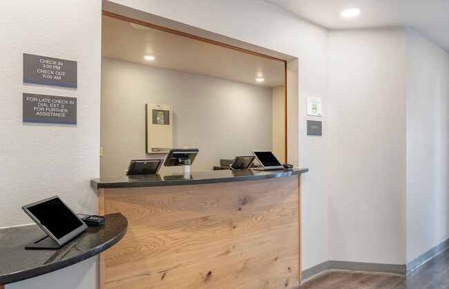 Lobby and Guest Check-in - Extended Stay America Select Suites - Omaha