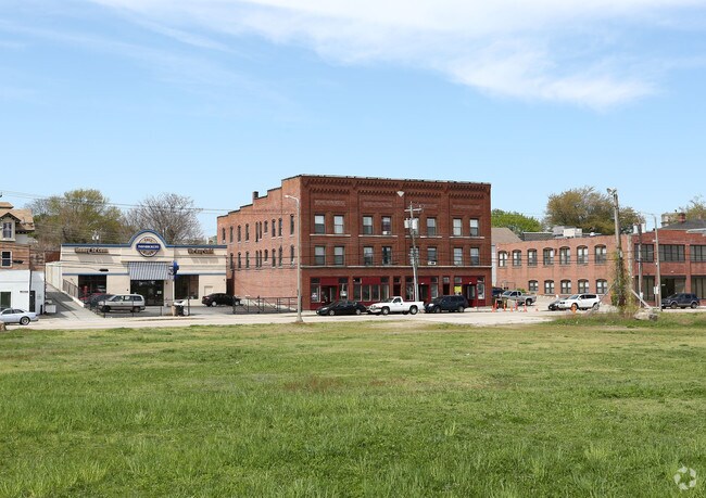 Building Photo - 573-581 Bank St