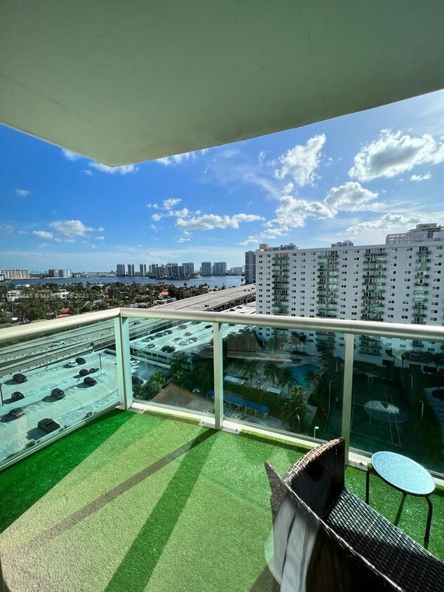 Primary Photo - 19370 Collins Ave
