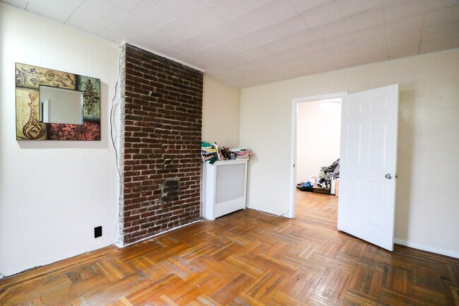 1st bedroom - 2265 Chatterton Ave