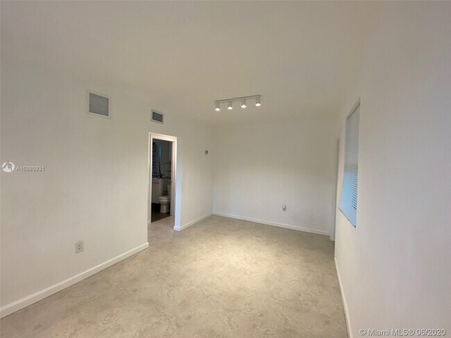 Building Photo - 3676 Oak Ave