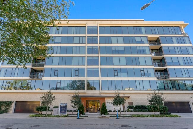 Foto del edificio - 2323 W Main St