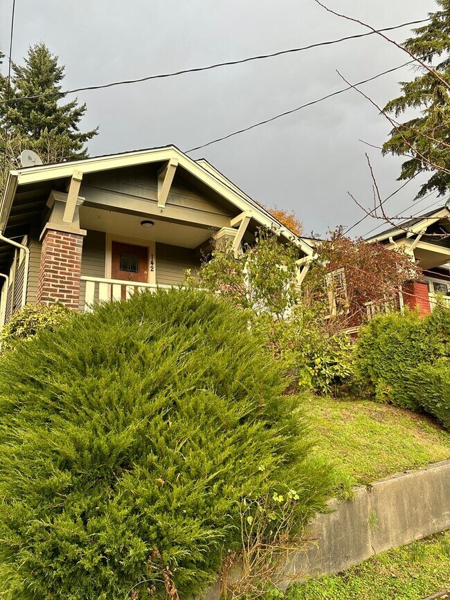 Building Photo - Wallingford 2 Bedroom House with Fenced Ya...