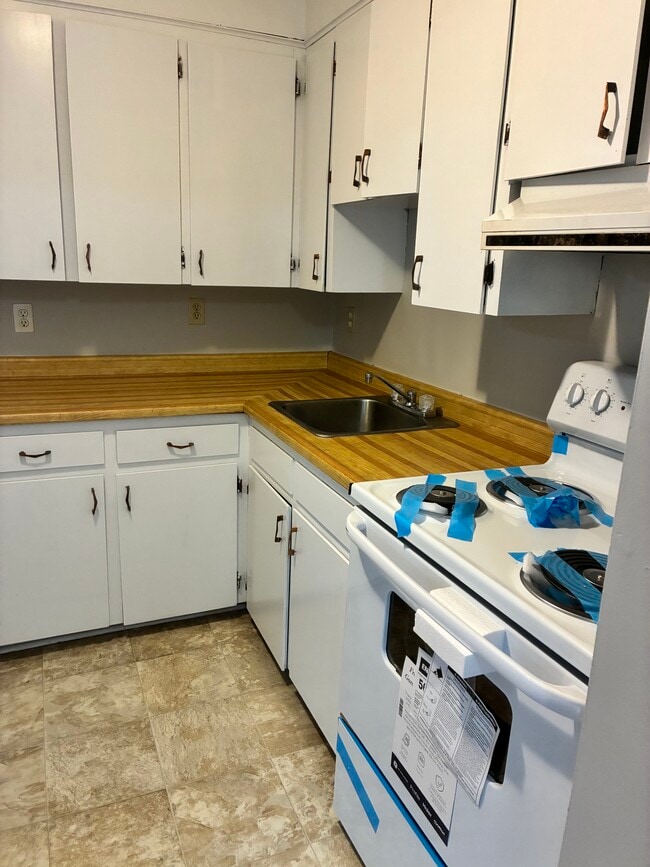 Building Photo - Unit Available Sept 1