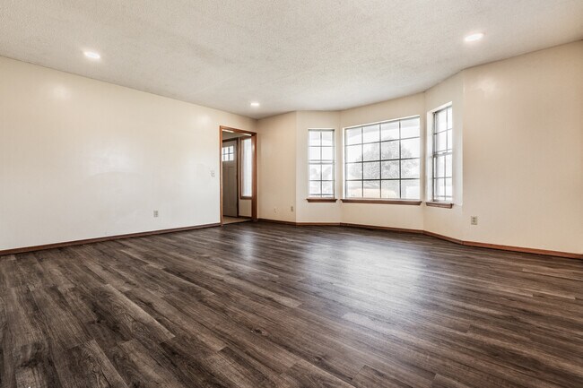 Building Photo - 2912 N Santa Fe Ave