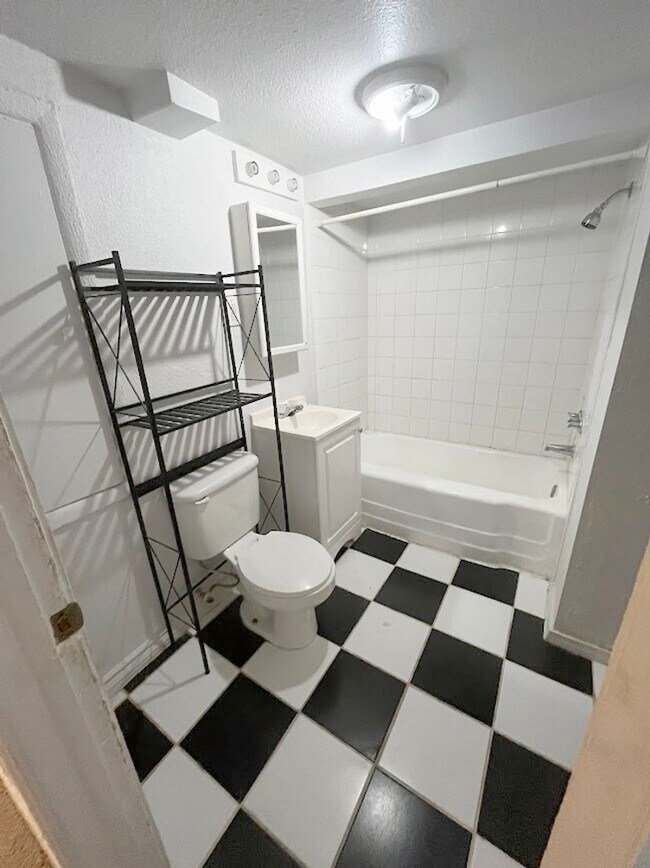 Building Photo - Lower level duplex 2 bedroom unit-nice kit...
