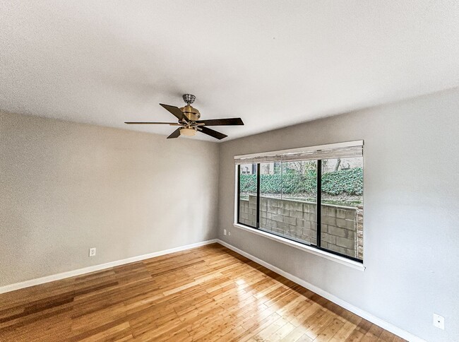 Building Photo - Beautiful 1B/1BA Condo in Hillcrest w/ Upgraded Kitchen, W/D & Swimming Pool!