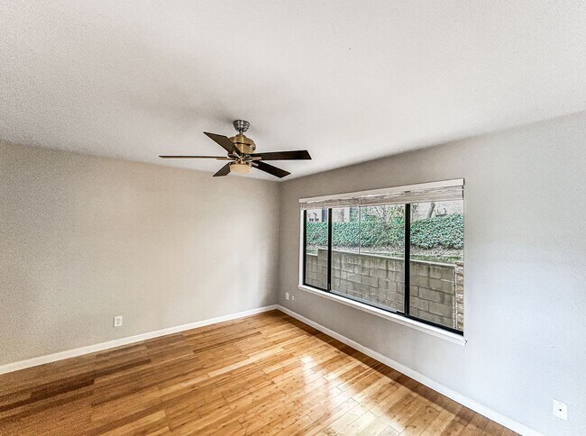 Foto del edificio - Beautiful 1B/1BA Condo in Hillcrest w/ Upgraded Kitchen, W/D & Swimming Pool!