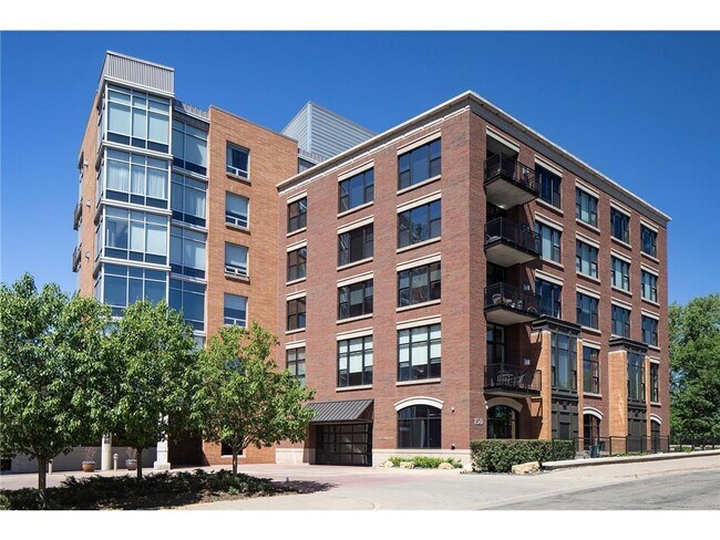 Building Photo - 150 NE 2nd St