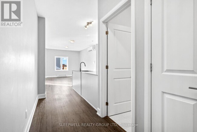 Photo du bâtiment - 975 N Russell Rd