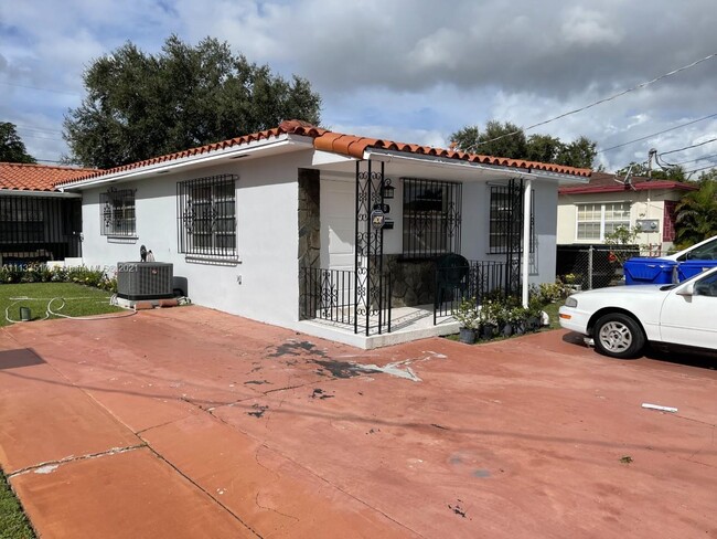Building Photo - 920 NW 34th Ave