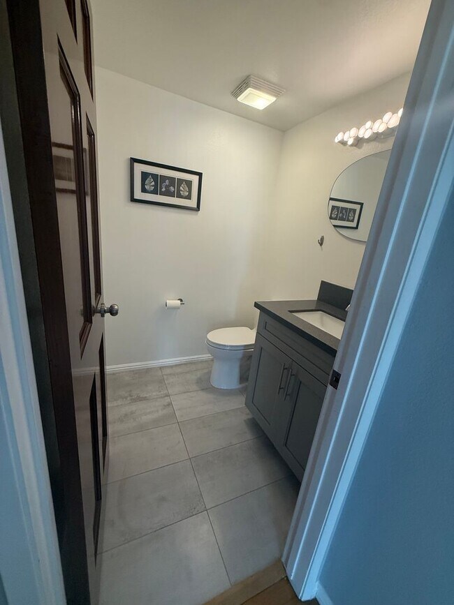 Foto del edificio - Turnkey End-Unit Townhome with Vaulted Ceilings & Garage