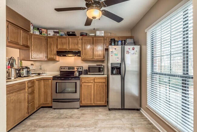 Building Photo - 2 Bedroom/2.5 Bath Spacious Condo in West ...