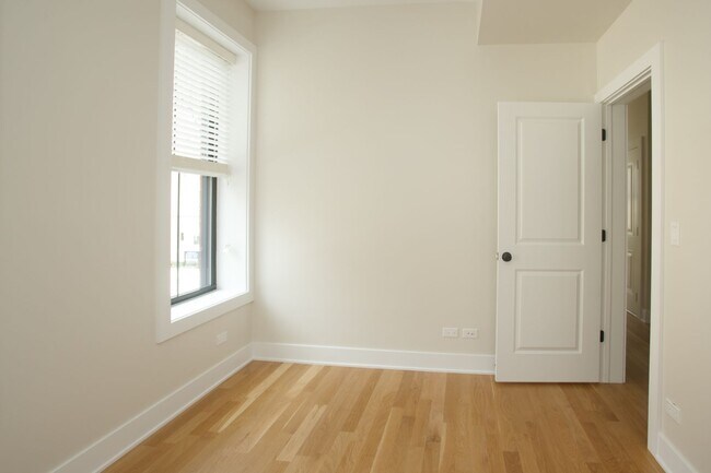 Foto del edificio - 2258 N Southport Ave