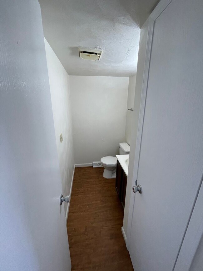 Building Photo - 2 BR townhouse with basement and off street parking