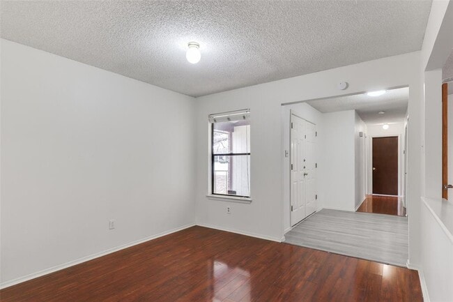 Foto del edificio - 10401 Wagon Gap Dr