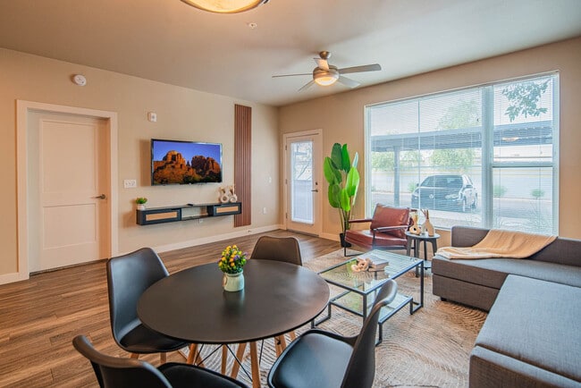 Building Photo - 2044 S Willow Creek Apartment